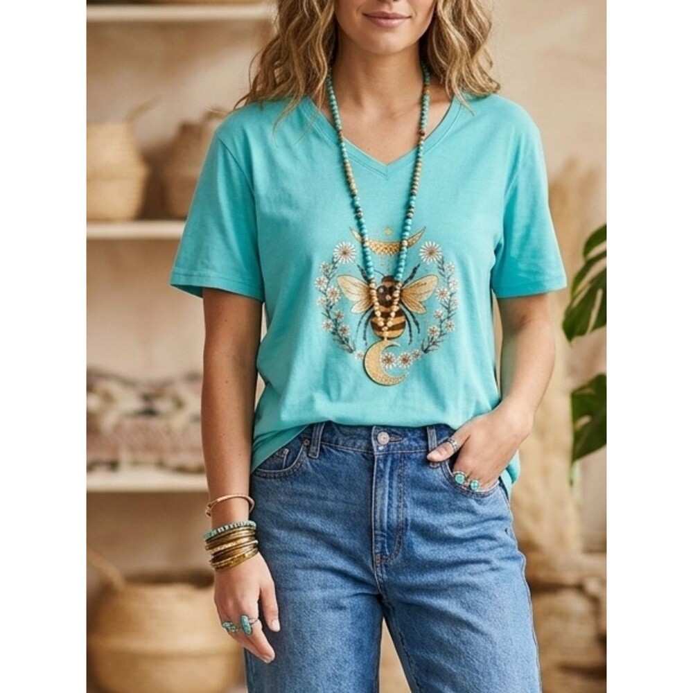 V-Neck Bee Graphic Short Sleeve Tee in Turquoise